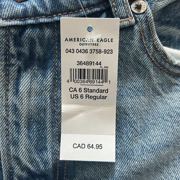 Size 6 American Eagle Mom Jeans - Picture 2 of 3